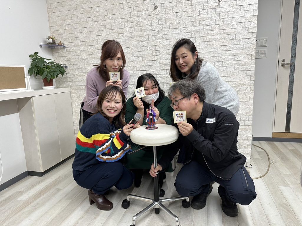 KASUYA RADIO のスタジオ収録、テーブルを囲む出演者