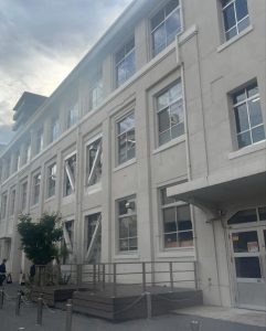 学校の跡のようなの建物