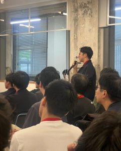 イベント会場で参列者が発表