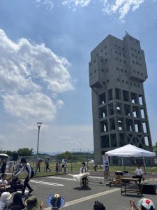 炭坑跡の建物の下でイベント