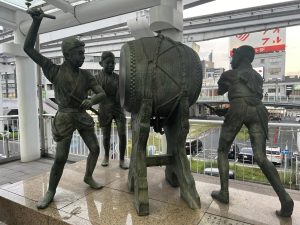 小倉駅の太鼓を高く銅像
