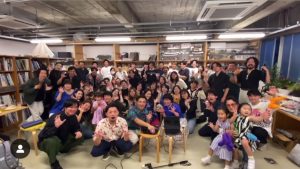 とある会場、たくさんの人が記念撮影