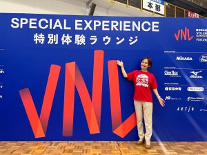 バレーボールネーションズリーグ2024特別体験ラウンジ会場の檀上にポーズをとるMC
