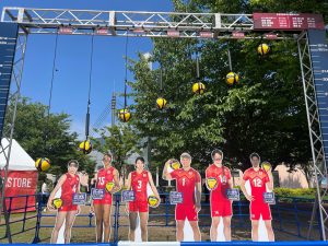 バレーボールネーションズリーグ2024の会場の外 バレーボール選手の等身大パネル