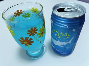 缶のサイダーとグラスに注がれたサイダー