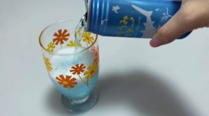 グラスにサイダーを注ぐ画像