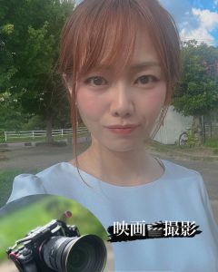 公園に立つ女性と左下にカメラの画像がフレームイン