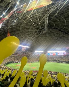 野球場で感染者が風船を飛ばす準備