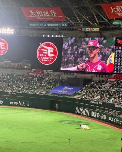 球場で映し出される大型ビジョン