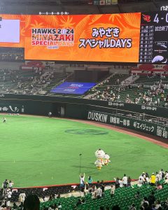 球場を歩くキャラクター