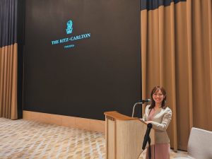 イベント会場の司会台に女性MC
