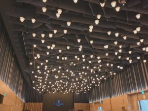 イベント会場の天井のライト