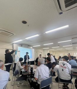 イベント会場に多くの人