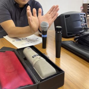 maikuの前で手を蝶々の形に広げる人