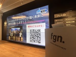 壇上に大型モニター
