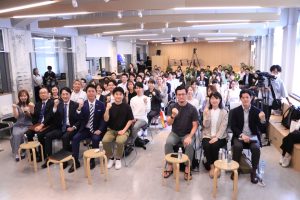 イベント会場に集まった多くの人がガッツポーズ