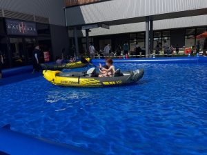 プールでゴムボートに乗った母と子供２人