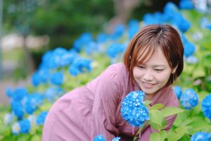 紫陽花をバックに女性