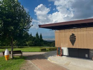 自然公園右に建物