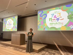 イベント会場で女性がポーズをとる