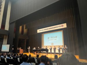 大ホール壇上に十数名の男女