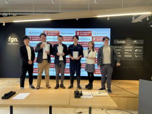 壇上に商品を持った男女6名の笑顔