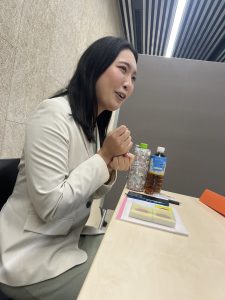テーブルを前に座る女性