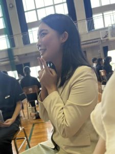 椅子に座った女性
