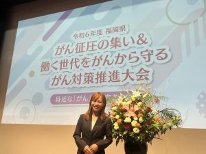 壇上に立つ女性のMC