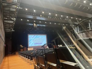 イベント会場にたくさんの椅子