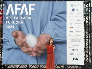 イベントAFAFの垂幕を前の女性