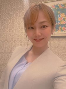 女性のバストアップ画像
