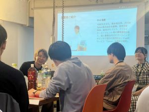 テーブルを囲んだ男女数名
