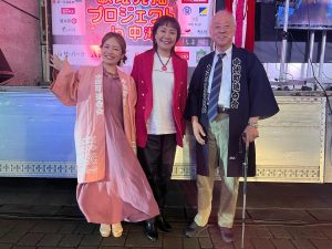 女性 ２人と男性１人がイベントにて