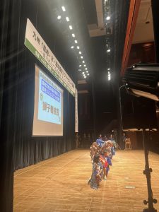 壇上で獅子舞を博する子友達