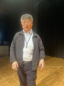 壇上の１人の男性