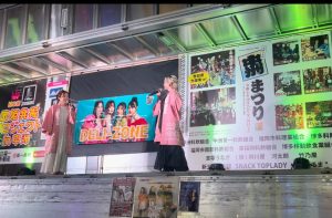 ドラックの舞台にMCの女性が２人