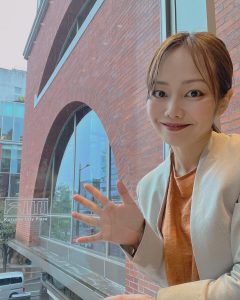 女性が一人手を振っている