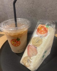 サンドイッチと飲み物
