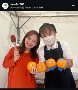 女性２人柿を４つ持っている