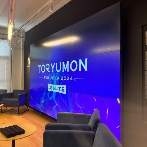 TORYUMONイベントの壇上に大型モニター