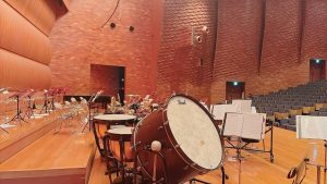 音楽フェスティバルの檀上に たくさんの楽器が準備されている
