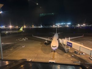 夜の空港の飛行機