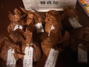 茶色の包が８つ