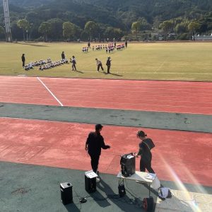 トラックの内側に並ぶ子供達