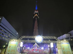 夜、タワーの下のイベント