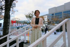 アイスリンクのそばに立つ女性