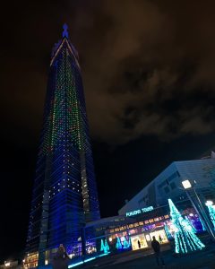 タワーの前、イルミネーション。