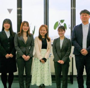 左側に女性4人、右に男性１人、記念撮影。