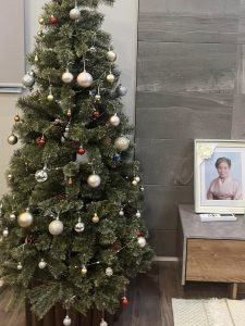 クリスマスツリーの横に写真